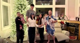 杨瀚森与女友一起在当地华人家中过感恩节