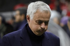 1-2！1-3！足坛疯狂一夜，切尔西倒下，穆帅出局，曼城又掉链子