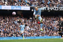 连续11场破门+刷爆英超神迹！哈兰德双响，曼城2-0埃弗顿追平枪手